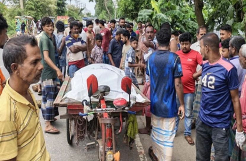 ওভারটেকিংয়ের সময় কাভার্ডভ্যানে চাপা পড়েছে অটোরিকশা, নিহত ২