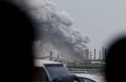 বাহরাইনের বৃহত্তম তেল শোধনাগারে ইরানের ড্রোন হামলা। ছবি: সংগৃহীত