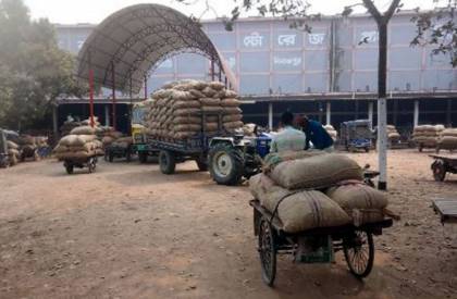 ফুলবাড়ীর হিমাগারে আলু রাখার জায়গা নেই, বিপাকে কৃষক
