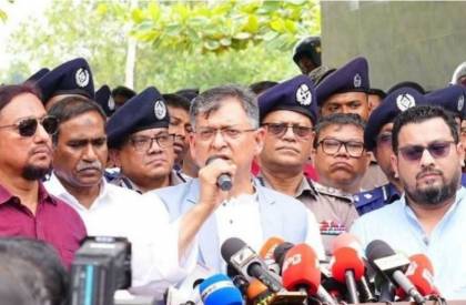 জঙ্গল সলিমপুরে র‌্যাবের ক্যাম্প বুলডোজার দিয়ে ভেঙে দিল সন্ত্রাসীরা