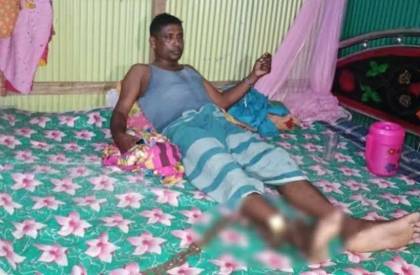 নোয়াখালীতে পাওনা টাকা আদায়ে অটোরিকশা চালককে শিকলে বেঁধে নির্যাতন