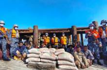 জব্দকৃত মালামালসহ আটক পাচারকারী চক্রের সদস্যরা