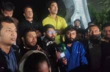 বিক্ষোভ শেষে বক্তব্য রাখছেন চবি ছাত্রদলের নেতারা