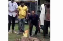 কুষ্টিয়ার মিরপুরে তামাকে আগুন দিয়ে কৃষকদের কান ধরে তওবা