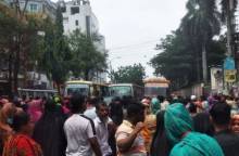 শ্রমিক ছাঁটাইয়ের প্রতিবাদে গার্মেন্টস শ্রমিকদের বিক্ষোভ